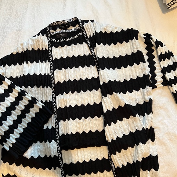 Sweater set with crop top and cardigan. Black and cream - Picture 3 of 7